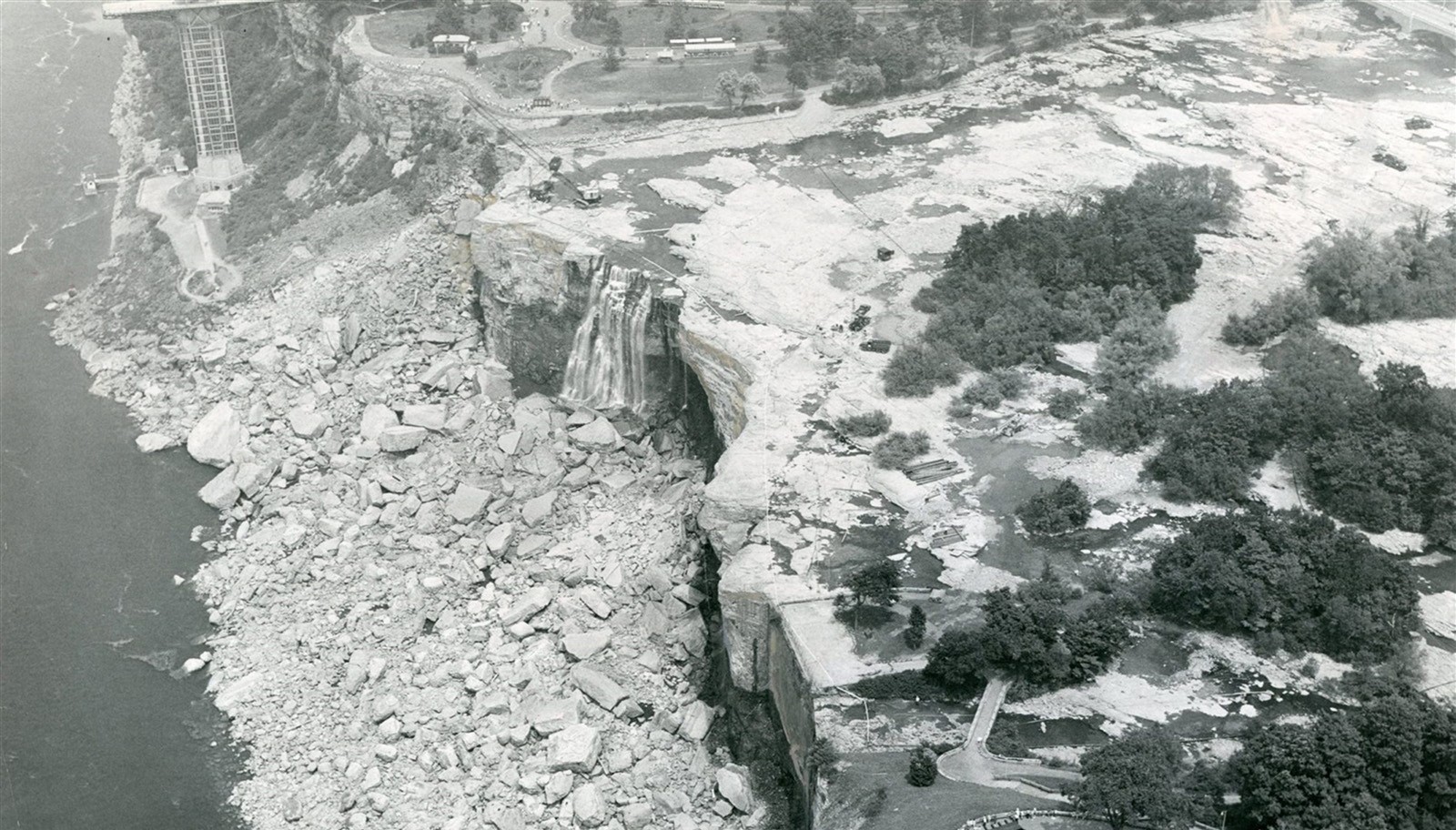 Ниагарский водопад пересох. Ниагарский водопад 1969. ОСУШИЛИ Ниагарский водопад в 1969 году. Ниагарский водопад ОСУШИЛИ. Сухой Ниагарский водопад 1969.